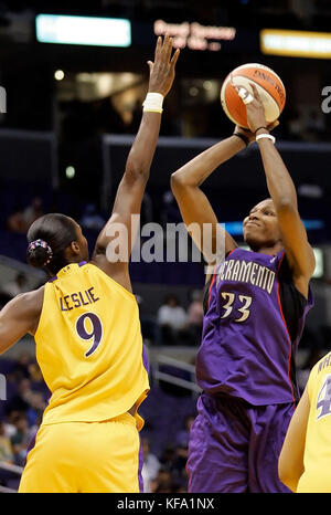 Sacramento di Monarchi' Yolanda Griffith, destra prende un colpo su Los Angeles Sparks' Lisa Leslie nel primo semestre a Los Angeles il Martedì, Agosto 16, 2005. Foto di Francesco Specker Foto Stock