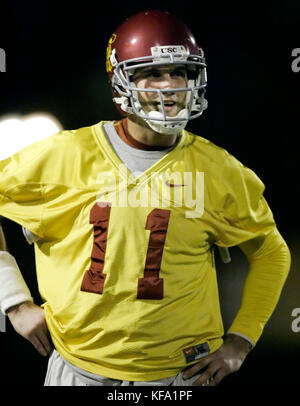 Il quarterback della California meridionale Matt Leinart sorride mentre guarda la sua squadra durante un allenamento a Los Angeles, lunedì 2 gennaio 2006. I Trojans affronteranno la University of Texas nella partita di campionato nazionale al Rose Bowl mercoledì 4 gennaio. Foto di Francis Specker Foto Stock