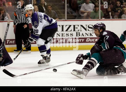 Anaheim Mighty Ducks' Scott Niedermayer, destra, tenta di bloccare il puck con il suo bastone da Los Angeles re' Luc Robitaille nel primo periodo di Anaheim, California venerdì 30 settembre, 2005. Foto di Francesco Specker Foto Stock