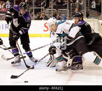 Joe Pavelski dei San Jose Sharks, centro, cerca di manovrare il disco intorno a Anze Kopitar dei Los Angeles Kings, a sinistra, e Tom Preissing, a destra, durante il primo periodo di una partita di hockey della NHL a Los Angeles martedì 18 marzo 2008. Foto di Francis Specker Foto Stock