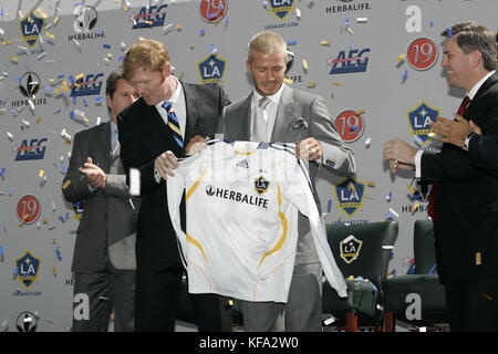 David Beckham, a destra, riceve la sua maglia da Alexi Lalas alla presentazione ufficiale di David Beckham alla Los Angeles Galaxy all'Home Depot Center di Carson, CA il July13, 2007. Photo credit: Francis Specker Foto Stock