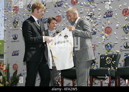 David Beckham, a destra, riceve la sua maglia da Alexi Lalas alla presentazione ufficiale di David Beckham alla Los Angeles Galaxy all'Home Depot Center di Carson, CA il July13, 2007. Photo credit: Francis Specker Foto Stock