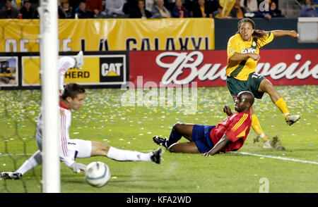 Cobi Jones di Los Angeles Galaxy, giusto, guarda il suo calcio andare in porta oltre il portiere del Real Salt Lake J.D. Contessa, sinistra, e difensore Nelson Akwari nel secondo tempo all'Home Depot Center di Carson, California, sabato, aprile. 9, 2005. Il Galaxy ha vinto, 3 a 1. Foto di Francis Specker Foto Stock