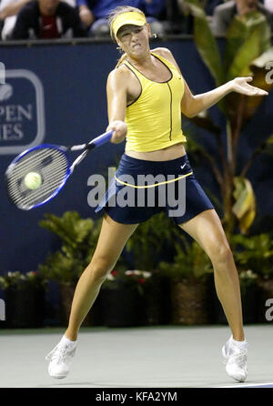 Maria Sharapova della Russia colpisce un diretti shot contro Maria KIRILENKO della Russia presso la JP Morgan Chase Open Tennis Tournament al Home Depot Center di Carson, California martedì 9 agosto, 2005. Sharapova ha vinto, 7-6, 6-2. Foto di Francesco Specker Foto Stock