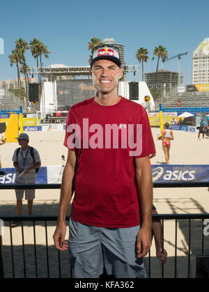 Il giocatore di Beach volley Phil Dalhausser posa per le foto durante la giornata dei media all'ASICS World Series of Beach Volley il 18 agosto 2015 a Long Beach, California. Foto di Francis Specker Foto Stock