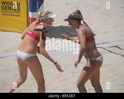 Giocatori professionisti di pallavolo Kerri Walsh Jennings, a sinistra, e Ross aprile alla serie mondiale ASICS di Beach volley il 23 agosto 2015 a Long Beach, California. Foto di Francis Specker Foto Stock