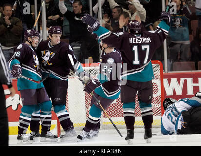 Anaheim Mighty Ducks', da sinistra, Samuel Pahlsson di Svezia, Sandis Ozolinsh della Lettonia, Ruslan Salei della Bielorussia e Jonathan Hedstrom di Svezia, celebrare il gioco goal vincente accreditato a Ozolinsh che è andato passato San Jose Sharks goalie Evgeni Nabokov del Kazakistan, estrema destra nel periodo straordinario di NHL Hockey gioco di Anaheim, California martedì, 7 marzo 2006.Il punteggio finale è stato 5-4. Foto di Francesco Specker Foto Stock