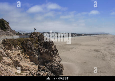 Rocciatore presso la spiaggia di San Francisco in California Foto Stock