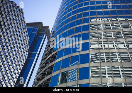 Moderni grattacieli di vetro con riflessi a Chicago Foto Stock