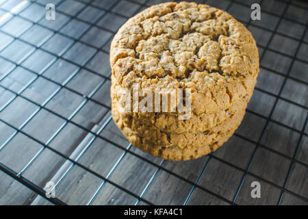 Farina di avena cookies raffreddamento sulla rastrelliera metallica; calda round snack sani Foto Stock