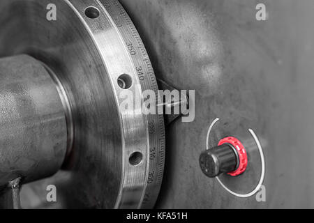 Close-up di un metallo impianto industriale in fabbrica per indicatori di misurazione Foto Stock