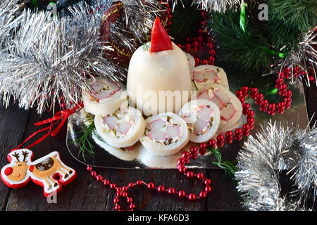 Calamari ripieni con maionese, gelatina e bastoncini di granchio, sagomato in forma di una candela di natale Foto Stock