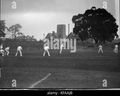 Questa immagine storica cattura una partita di cricket al North Sydney Oval nel 1932, mostrando la popolarità dello sport e il significato del luogo nella cultura sportiva australiana. Foto Stock