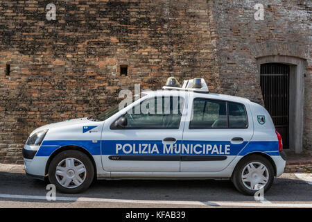 La polizia locale Municipale, veicolo parcheggiato al castello, durante la settimana di gara. Tavullia, Italia. Città natale di Valentino Rossi. Foto Stock