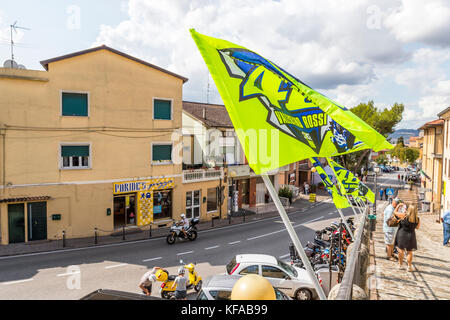 Official Fan Club bandiere a Tavullia, Italia. Città natale di Valentino Rossi è famosa la stella della MotoGP. Foto Stock