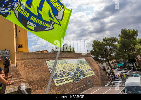 Official Fan Club bandiere a Tavullia, Italia. Città natale di Valentino Rossi è famosa la stella della MotoGP. Foto Stock