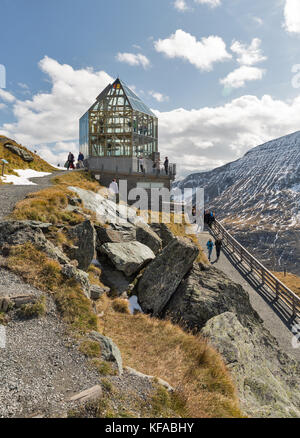 Grossglockner, Austria - 23 settembre 2017: gente sconosciuta visita wilhelm swarovski torre di osservazione il kaiser franz josef glacier. grossglockne Foto Stock