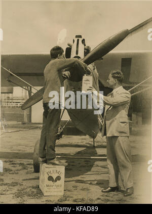 Arthur Butler alimentando il suo monoplan ABA 1, 1931 1934 Foto Stock