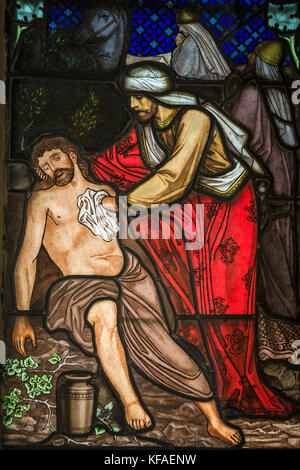 Finestra di vetro colorato che mostra il Buon Samaritano, Chiesa della Santa Trinità, Skipton, nello Yorkshire, Inghilterra, Regno Unito Foto Stock