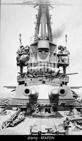 I cannoni a torretta dell'HMAS Australia, un incrociatore da battaglia della Royal Australian Navy, furono significativi nell'armamento della nave durante la prima guerra mondiale. Questi potenti cannoni giocarono un ruolo vitale nelle battaglie navali dell'epoca. Foto Stock