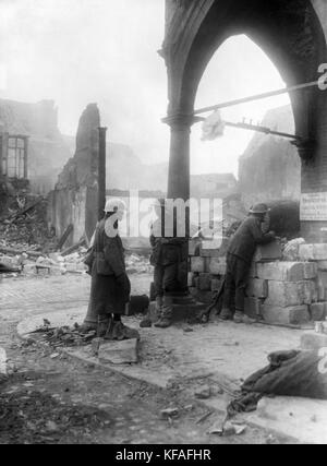Questa foto mostra le truppe della 2a Divisione a Bapaume, in Francia, nel marzo 1917, durante la prima guerra mondiale. L'immagine cattura un momento di storia militare nel mezzo delle devastanti battaglie della guerra. Foto Stock