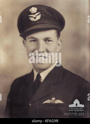 Questa fotografia raffigura l'ufficiale volante Cameron della Royal Australian Air Force (RAAF) che serve nel 102 Squadron della Royal Air Force (RAF), probabilmente del periodo della seconda guerra mondiale, mostrando una figura militare storica. Foto Stock