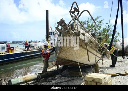 Della guardia costiera statunitense ufficiali ed equipaggi di risposta di rimuovere una imbarcazione danneggiata dal tasto di avvio di Harbour City marina durante gli interventi di soccorso dopo il passaggio dell uragano irma ottobre 11, 2017 in maratona, Florida. (Foto di David weydert via planetpix) Foto Stock