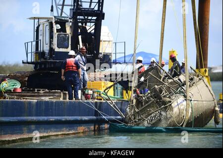 Della guardia costiera statunitense ufficiali ed equipaggi di risposta di rimuovere una imbarcazione danneggiata dal tasto di avvio di Harbour City marina durante gli interventi di soccorso dopo il passaggio dell uragano irma ottobre 11, 2017 in maratona, Florida. (Foto di David weydert via planetpix) Foto Stock