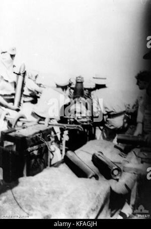 HMAS Huon 12 pdr in azione AWM EN0328 Foto Stock