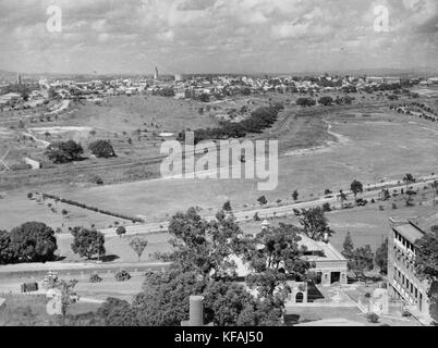 1 Vista 115724 oltre a Brisbane dall'ospedale a Herston attraverso Victoria Park, guardando verso sud, ca. 1936 Foto Stock