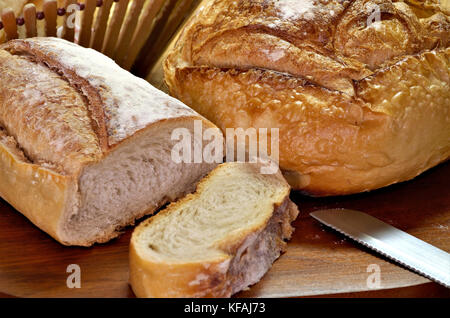 Pane delizioso su tavolo di legno visto dall'alto. Foto Stock