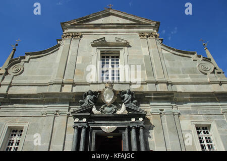 OROPA, ITALIA - 16 GIUGNO 2017: Facciata del Santuario di Oropa, antica Chiesa cattolica romana a Biella, Piemonte Foto Stock