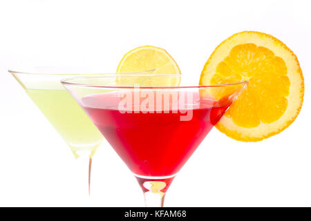 Rosso e giallo cocktail su sfondo bianco Foto Stock