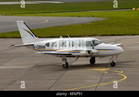 Un britannico Northwest Airlines Piper PA-31-350 Capotribù Navajo rullaggio sul piazzale di sosta Foto Stock