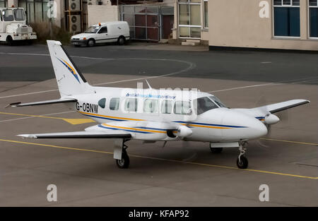 Un britannico Northwest Airlines Piper PA-31-350 Capotribù Navajo rullaggio sul piazzale di sosta Foto Stock