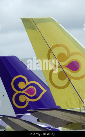 Code di due Thai Airways International un aeromobile340-642 Uno in giallo livrea primer prima della verniciatura Foto Stock