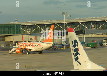 Coda di una SkyEurope Airlines Boeing 737 e un easyJet 737-700 parcheggiato presso la porta dietro Foto Stock