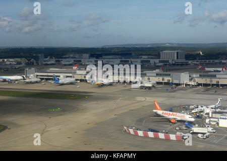 EasyJet Airbus A319-100 parcheggiata sul Terminal Sud con il Terminal Nord e Hotel Sofitel dietro Foto Stock