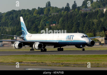 Un ATI - Trasporti aerei internazionali di McDonnell Douglas DC-8-73F rullaggio Foto Stock