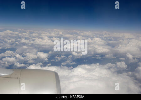 Rotture di alto-cumulus nuvole e un Pratt & Whitney PW2037 jet-motore di Northwest Airlines Boeing 757-200 lungo il tragitto del mare volo MSP-numero NW160 Foto Stock