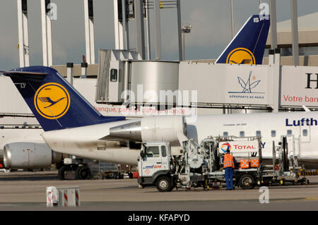 Il Lufthansa CityLine, Germania Bombardier CRJ-100LR parcheggiato presso il terminale con il rifornimento bowser Foto Stock