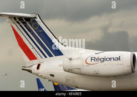 La coda di un'Air France - compagnie aeree regionali Embraer ERJ-145MP rullaggio Foto Stock