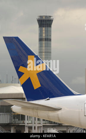 Coda del Gabon Airlines, Gabon Boeing 767-219ER con il controllo del traffico aereo a torre dietro Foto Stock