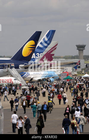 Code di Jet Airways Boeing 777-300, Qatar Airways e Airbus A380 parcheggiato in static-display con una folla di gente che camminano davanti al Paris AirSho Foto Stock