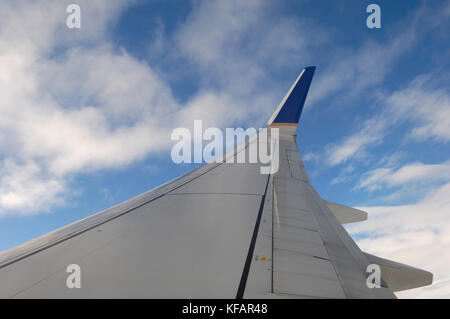 Ala e aletta di un Continental Airlines Boeing 737-824 battenti enroute EWR-mare come volo numero-CO1881 Foto Stock