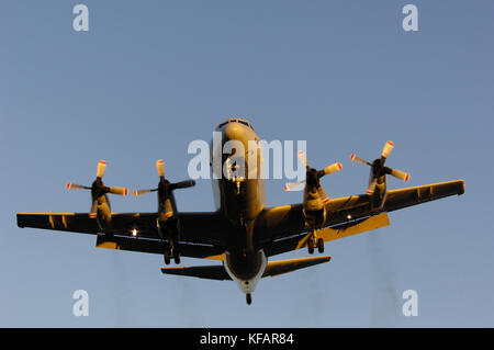 La marina statunitense Lockheed P-3C Orion sul finale-approccio con il nero fumo-motori Foto Stock