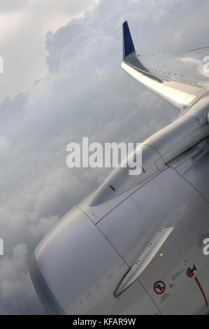 Un CFM-56-7B jet cappottatura del motore, ala e aletta di un Continental Airlines Boeing 737-800 battenti lungo il tragitto mare-EWR girando per evitare un cumulo-nimbus clou Foto Stock