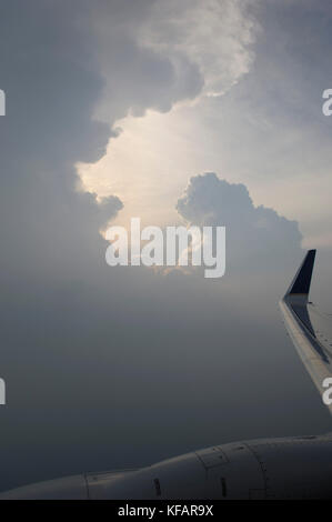 Ala e aletta di un Continental Airlines Boeing 737-800 battenti lungo il tragitto mare-EWR girando per evitare un cumulo-nimbus cloud Foto Stock