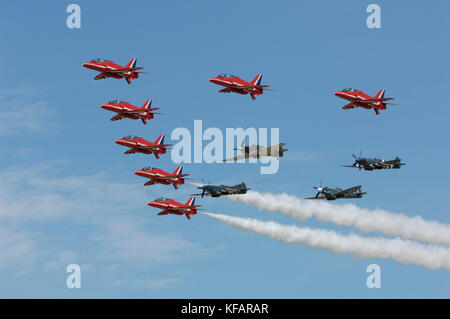 Regno Unito - Le frecce rosse Royal Airforce BAE Hawk T-1s volare in formazione con tre Spitfires e un uragano al flying-display a RIAT 2007 Foto Stock