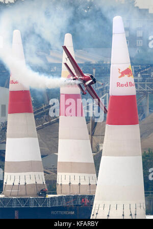 Klaus Schodt in squadra un lobo Extra 300S volare a bassa quota con fumo-trail durante una sessione di prove libere per il London Red Bull Air-Race 2007 Foto Stock